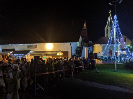 Predstavo Božična noč, smo izjemoma odigrali v Božični vasi Banovci 18